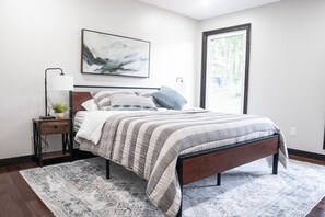 3 slaapkamers, een strijkplank/strijkijzer, gratis wifi, beddengoed