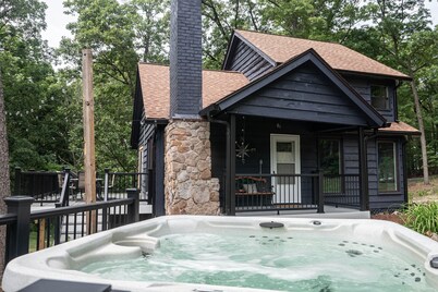 Luxury mountain cabin W/ hot tub & majestic views