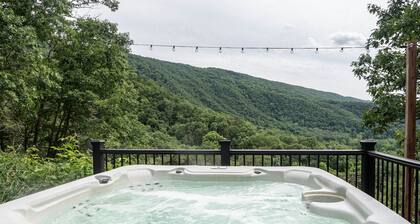 Luxury mountain cabin W/ hot tub & majestic views