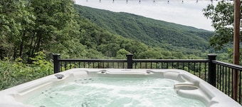Luxury mountain cabin W/ hot tub & majestic views