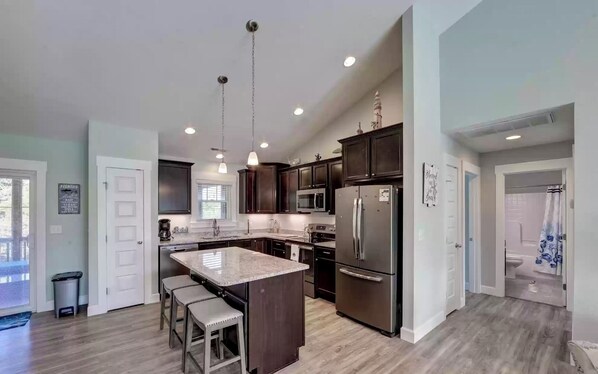 Réfrigérateur, micro-ondes, four, plaque de cuisson