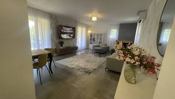 TV connectée, cheminée, baby-foot, livres