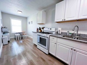 Fridge, microwave, oven, stovetop - Central+RemoteWork+Ext Stay Discts+PetsOK (Corpus Christi)