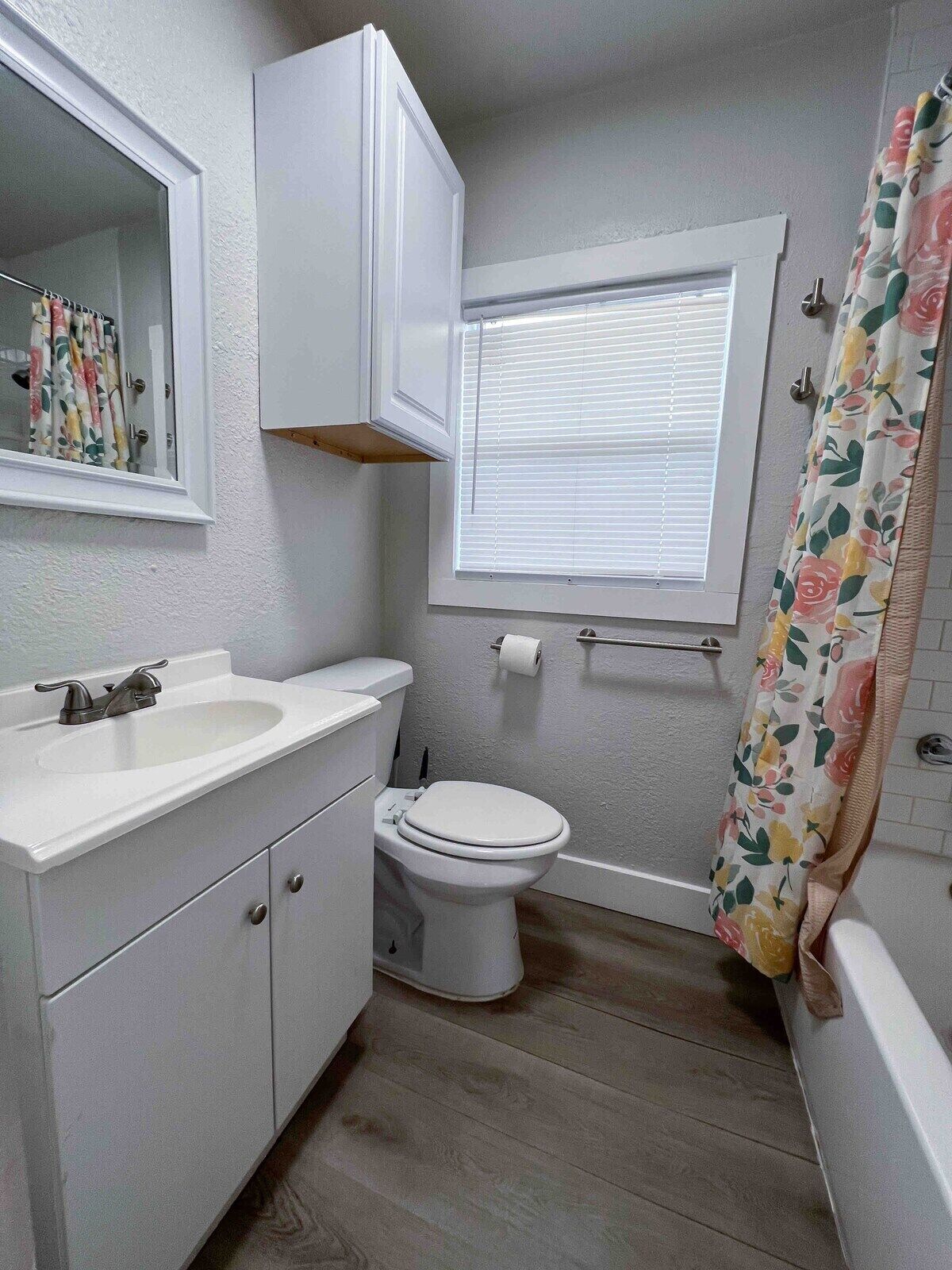 A compact bathroom with a white sink, toilet, and bathtub.