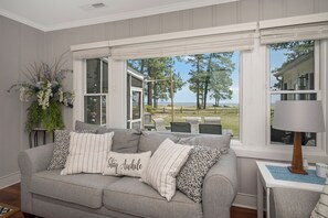 Smart-TV, Kamin, Videospiele, Bücher