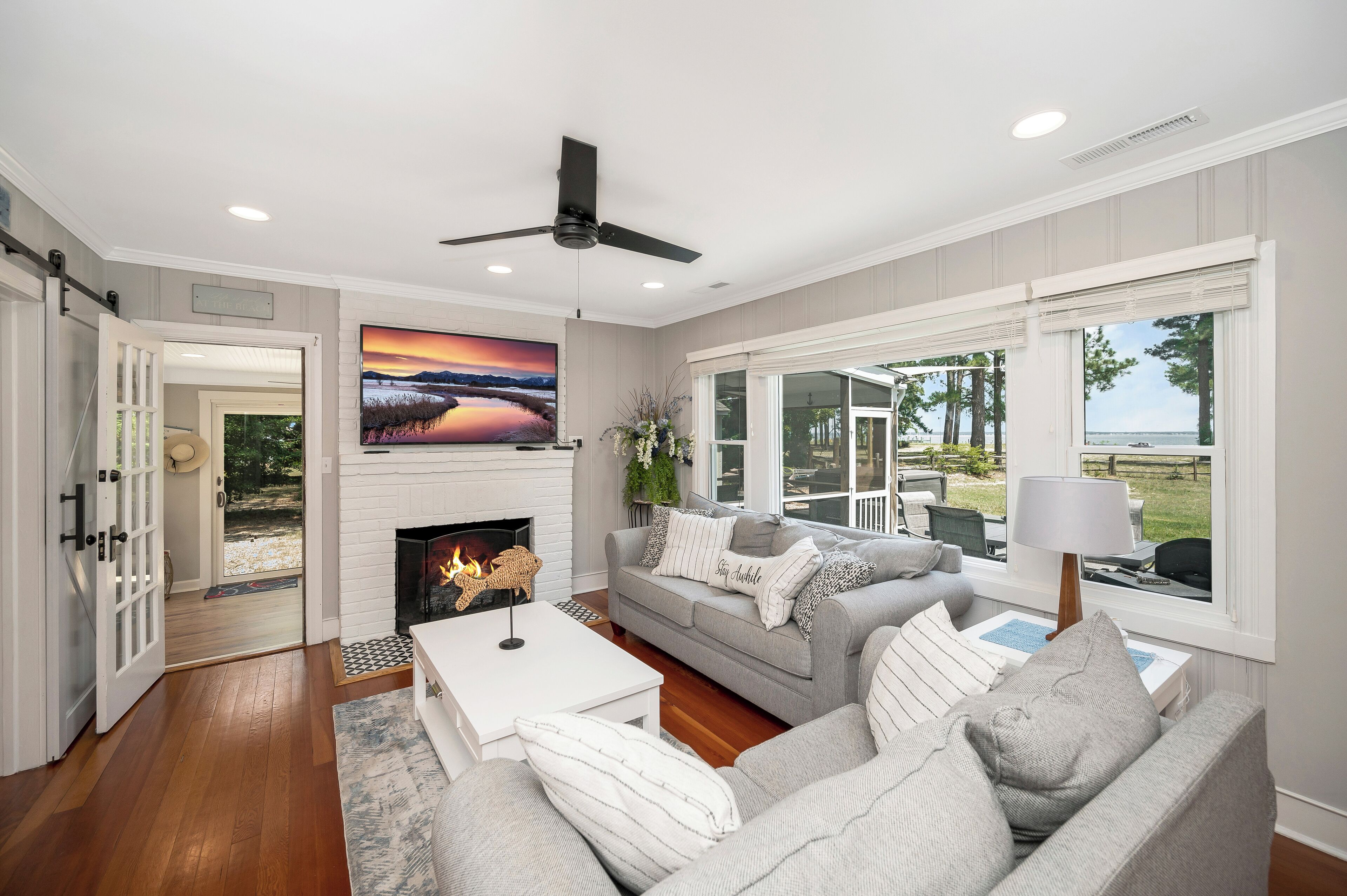 智能電視、壁爐、電子遊戲、書籍