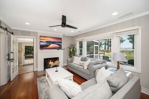 Smart-TV, Kamin, Videospiele, Bücher