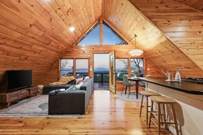 Smart TV, fireplace, video games, books - Modern Mountaintop A-Frame | Wineries, Views, Lake (Morganton)