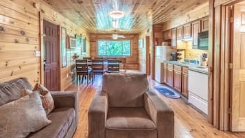 Smart TV, chimenea, futbolito y tenis de mesa