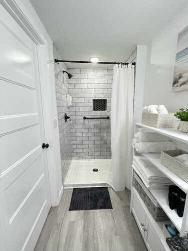 Cheerfull 2 bedroom Basement Apartment