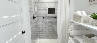 Cheerfull 2 bedroom Basement Apartment