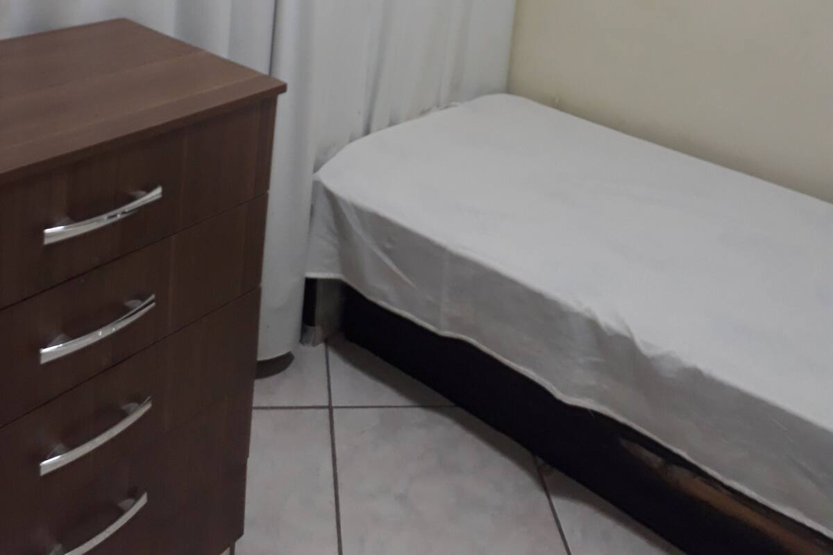 Habitación individual económica | Tabla de planchar con plancha, wifi gratis y ropa de cama