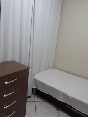Habitación individual económica | Tabla de planchar con plancha, wifi gratis y ropa de cama