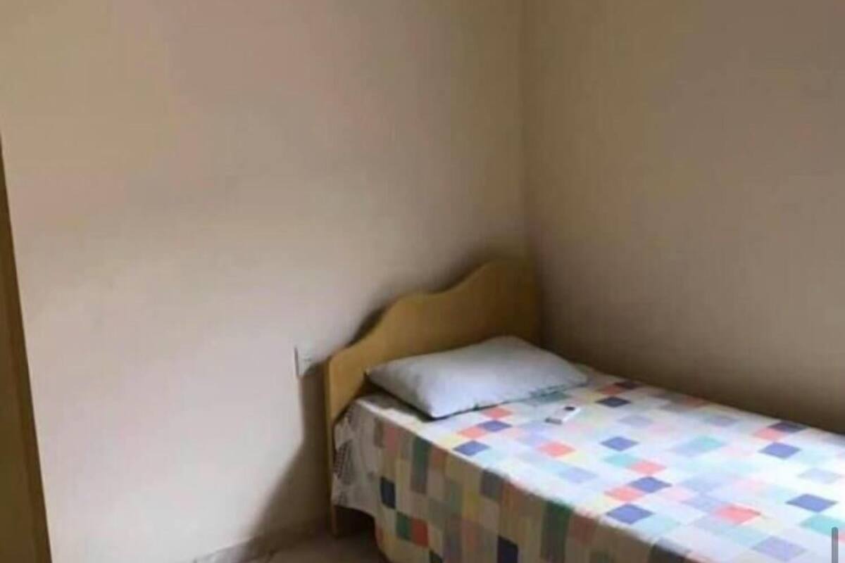 Habitación básica | Tabla de planchar con plancha, wifi gratis y ropa de cama