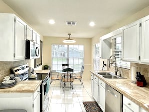 Fridge, microwave, oven, stovetop - Perfect Jupiter Vacation House with Private Pool (Jupiter)