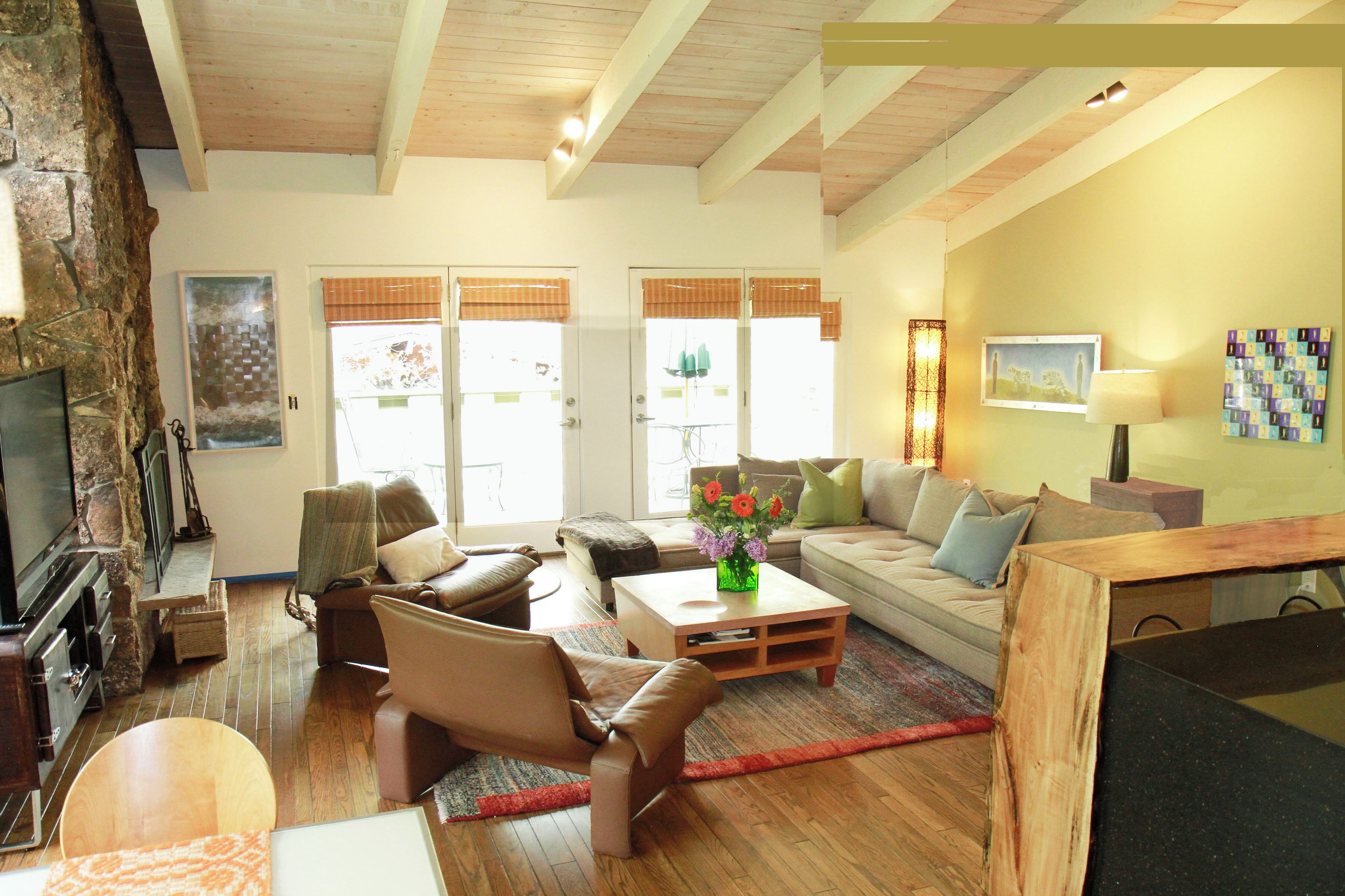 3 Min. to Town Center! Spacious, Bright, Mountain Views