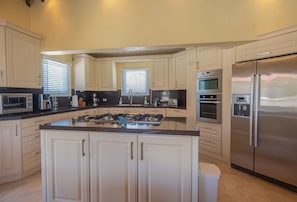 Refrigerador, microondas, parrilla de estufa y lavavajillas