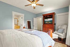 3 bedrooms, iron/ironing board, travel crib, free WiFi