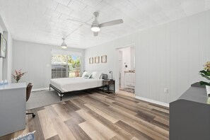 4 chambres, bureau, fer et planche à repasser, lit parapluie