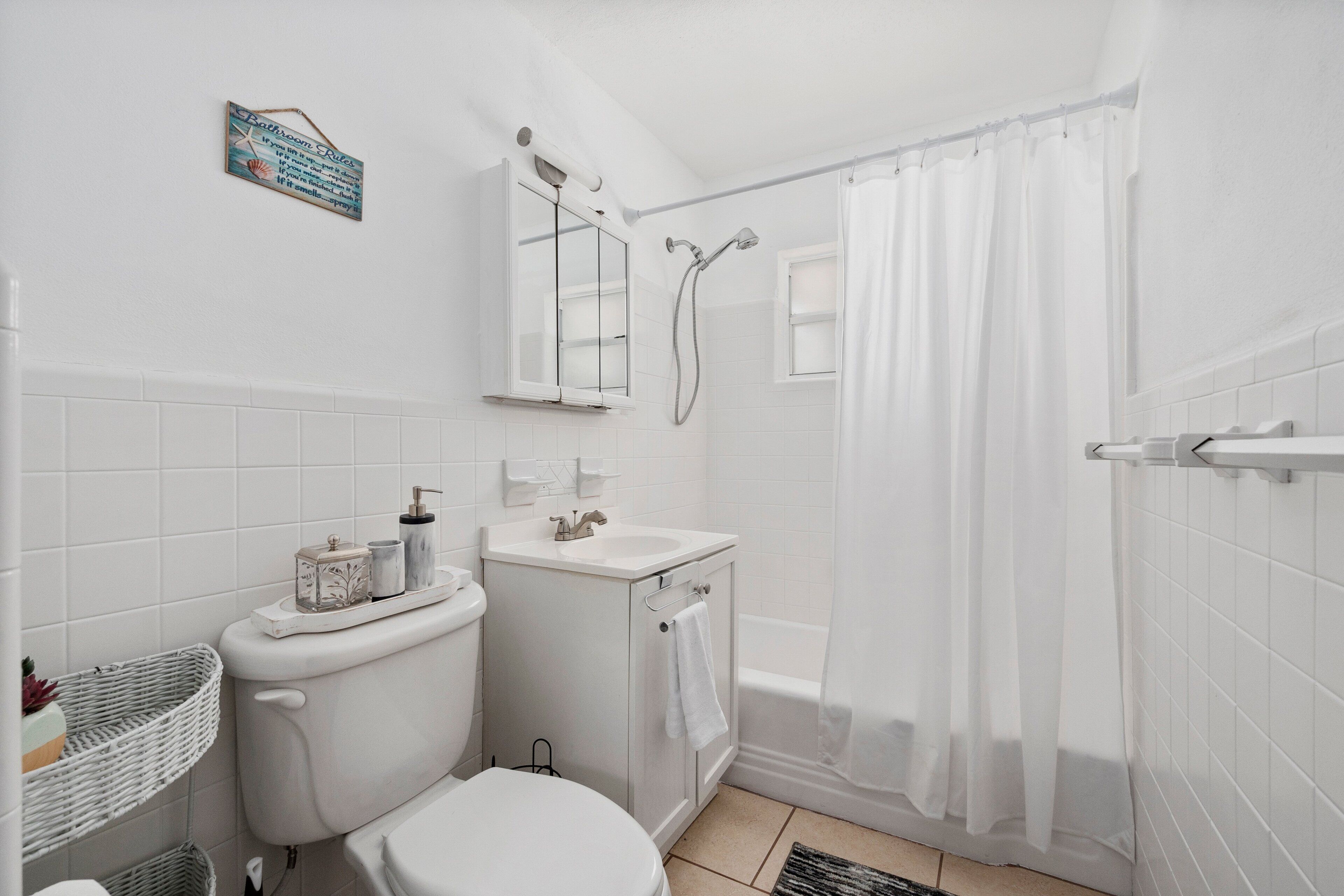 Une salle de bain avec des toilettes, un lavabo et une douche.