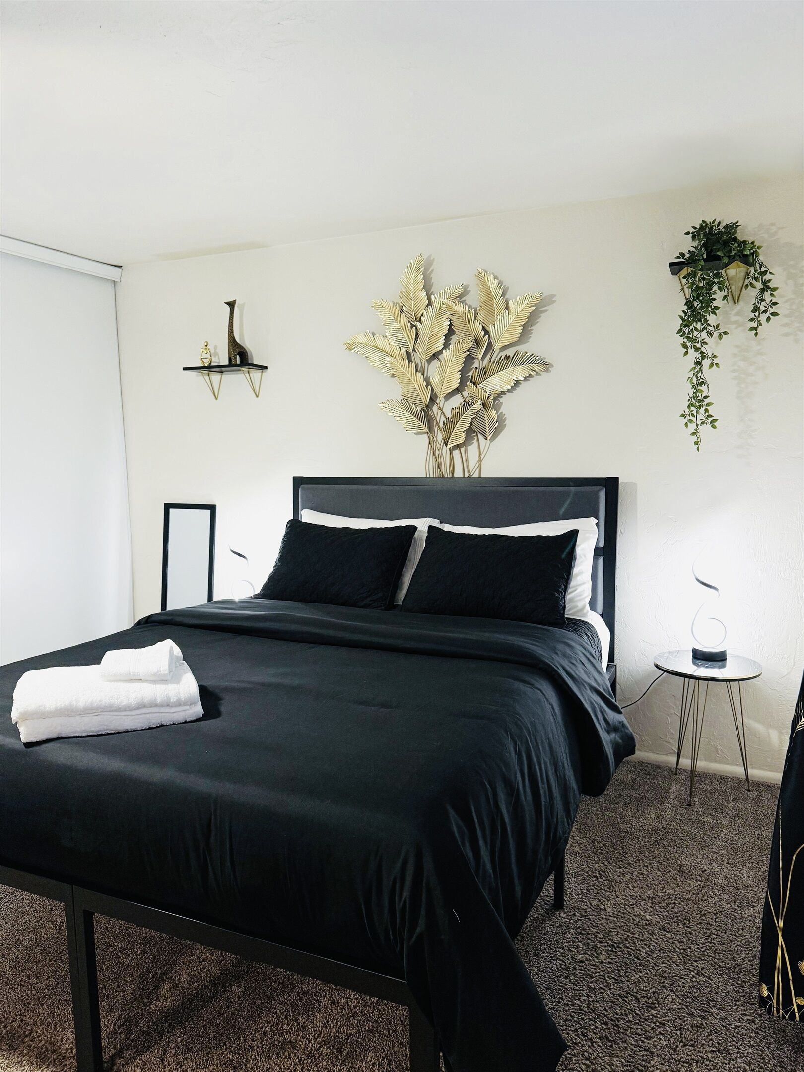 1 habitación, tabla de planchar con plancha y cuna de viaje 