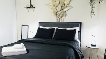 1 habitación, tabla de planchar con plancha y cuna de viaje