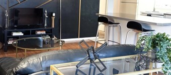 Ebony Escape- gym, sauna, hot tub, seasonal pool