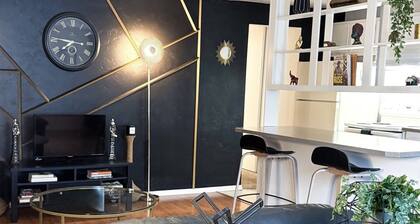 Ebony Escape- gym, sauna, hot tub, seasonal pool