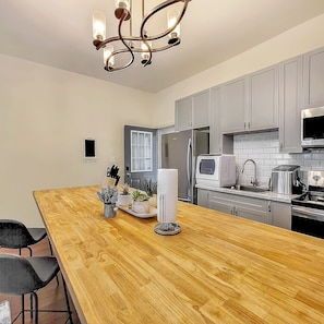 Fridge, microwave, oven, stovetop - Downtown Lehighton bnb! 5min drive to Jim Thorpe! (Lehighton)