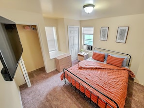 2 bedrooms, iron/ironing board, WiFi, bed sheets - Downtown Lehighton bnb! 5min drive to Jim Thorpe! (Lehighton)