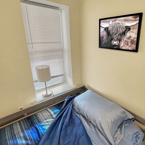 2 bedrooms, iron/ironing board, WiFi, bed sheets - Downtown Lehighton bnb! 5min drive to Jim Thorpe! (Lehighton)