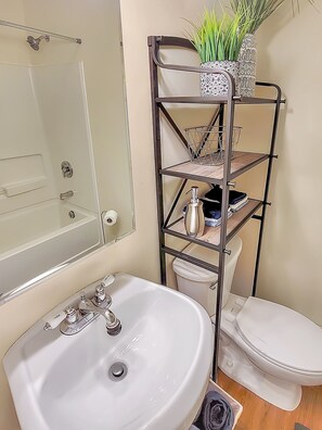 Shower, towels - Downtown Lehighton bnb! 5min drive to Jim Thorpe! (Lehighton)