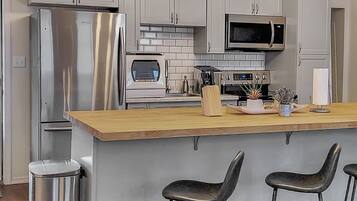 Kjøleskap, mikrobølgeovn, ovn og kokeplater