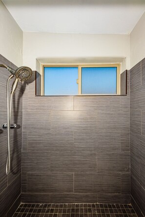 Combined shower/bathtub, hair dryer, towels, soap - Peaceful And Quiet Getaway ~ Pool and Hot Tub ~ Wonderfully Comfortable! (Tucson)