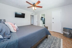 3 Schlafzimmer, Schreibtisch, Bügeleisen/Bügelbrett, Reisekinderbett