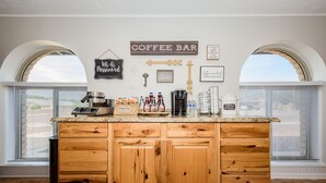 Ett kök med träskåp, en skylt som visar att det finns en kaffestation och ett fönster med utsikt.