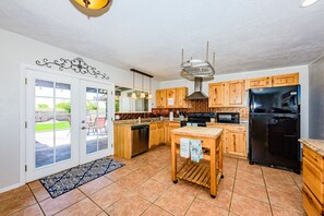 Fridge, microwave, oven, stovetop - Peace and Quiet East Tucson Arizona, Pool, 3Bd/2Bth (Tucson)