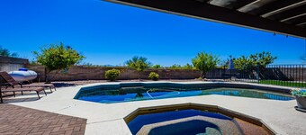Peaceful And Quiet Getaway ~ Pool and Hot Tub ~ Wonderfully Comfortable!