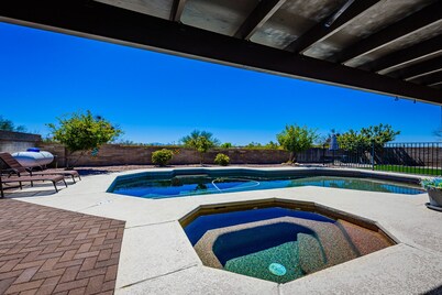 Peaceful And Quiet Getaway ~ Pool and Hot Tub ~ Wonderfully Comfortable!