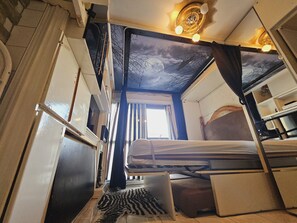 1 dormitorio, escritorio, tabla de planchar con plancha y wifi
