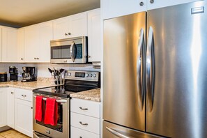 Jääkaappi, mikroaaltouuni, uuni, liesi