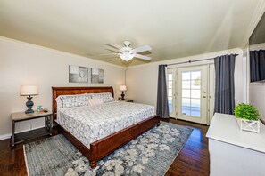 4 habitaciones, escritorio y tabla de planchar con plancha 