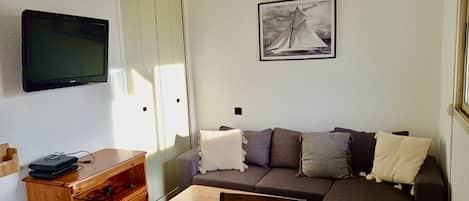 Fernseher, Bücher, Stereoanlage