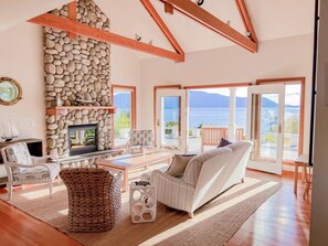 Televisión y chimenea 