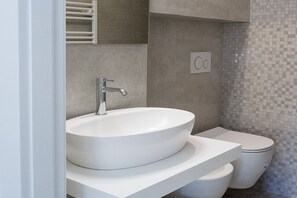 Bruser, hårtørrer, bidet, håndklæder