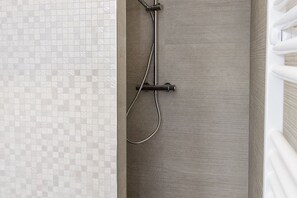Dusche, Haartrockner, Bidet, Handtücher
