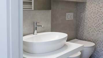 Een douche, een haardroger, een bidet, handdoeken