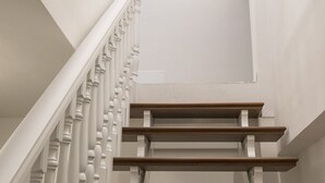 Eine Treppe mit weißen Balustraden und Holzstufen.