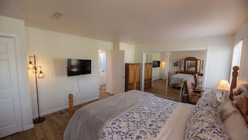 6 bedrooms, desk, free WiFi, bed sheets