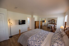 6 bedrooms, desk, free WiFi, bed sheets